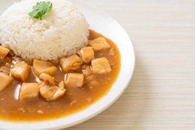 Kahverengi soslu tavuk mu yoksa pirinç soslu sos mu? Asya tarzı.