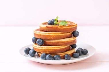 Taze yaban mersinli gözleme.