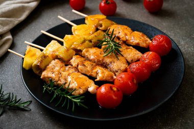 Tabakta ızgara tavuk ızgara şiş.