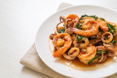 Tayland fesleğenli kızarmış deniz ürünleri (karides ve kalamar) - Asya usulü