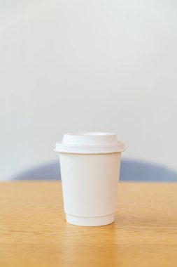 Kafe restoranında sıcak kahve fincanı