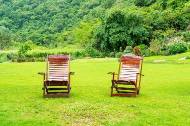 Bahçedeki boş ahşap sandalye