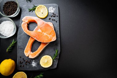 İçinde malzeme olan taze çiğ somon filetosu bifteği.