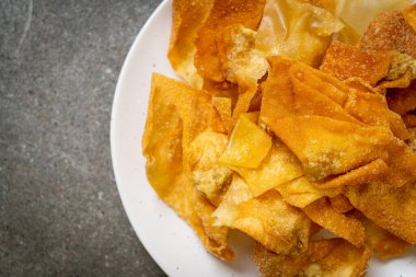 Kızarmış soslu domuz pastırması.