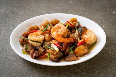 Karidesli haşlanmış deniz hıyarı Asya usulü.