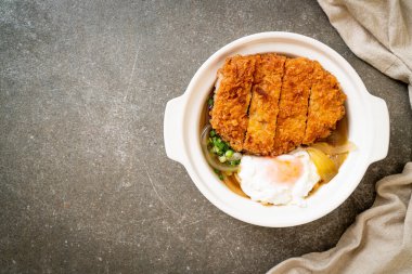 Japon usulü kızarmış domuz pirzolası (katsudon) soğan çorbası ve yumurta - Asya usulü