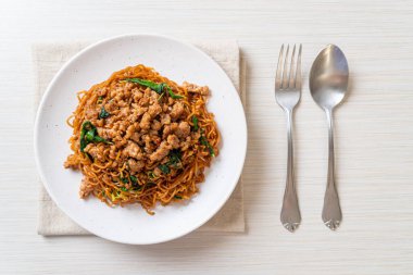 Tayland fesleğeni ve kıymalı kızarmış erişte Asya usulü.