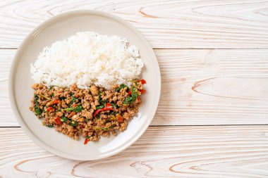 Tayland usulü kızarmış fesleğen, kıymalı domuz ve biberli pilav. Tayland usulü.