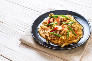 Karıştırılmış kalamar ya da tuzlu yumurtalı ahtapot - Asya deniz ürünleri tarzı