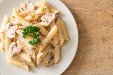 İtalyan usulü mantarlı makarna ve krema sosu.