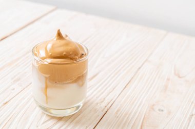 Dalgona kahvesi. Krem şantili buzlu içecek, kahve köpüğü ve süt. Covid-19 şehir karantinası sırasındaki son moda içki, ev konseptinde kalın..