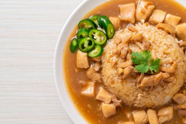 Kahverengi soslu tavuk mu yoksa pirinç soslu sos mu? Asya tarzı.