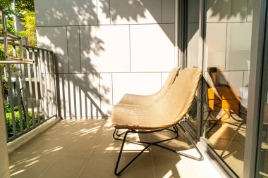 Balkonda boş bir bahçe sandalyesi.