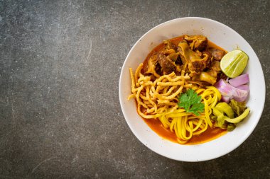 Kuzey Tayland usulü körili şehriye çorbası, haşlanmış domuz eti, Tayland usulü.