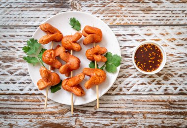 soslu kızarmış sosis şişi.