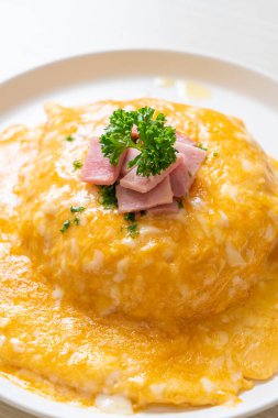 Pirinçli kremalı omlet veya jambonlu pilav ve yumuşak omlet.