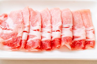 Dilimlenmiş taze domuz filetosu.