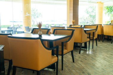 Kafe restoranında boş yemek masası.
