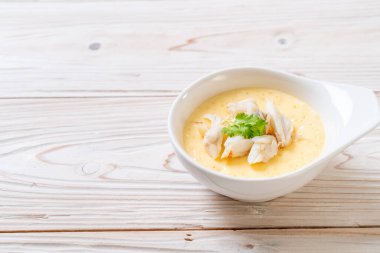 Çiğ yengeçli haşlanmış yumurta.