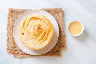 Kızarmış gevrek roti hamur ve tatlandırılmış konsantre süt.