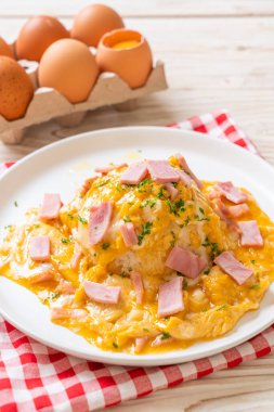 Pirinçli kremalı omlet veya jambonlu pilav ve yumuşak omlet.