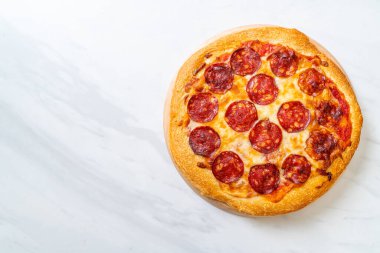 İtalyan usulü odun tepsisinde pepperoni pizza.