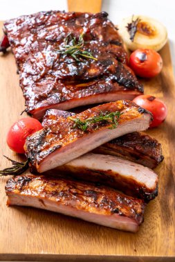 Izgara ve ızgara domuz pirzolası.