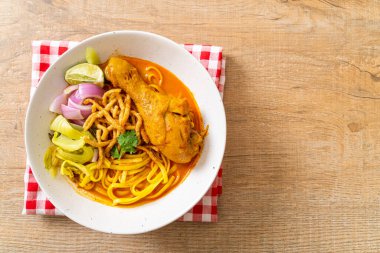 Kuzey Tayland erişteli körili tavuk çorbası (Kao Soi Kai) - Tayland yemeği tarzı