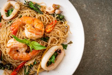 Fesleğenli, biberli, karidesli ve kalamarlı Çin eriştesi. Asya usulü.