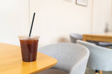 Cafe restoranında buzlu americano kahvesi.