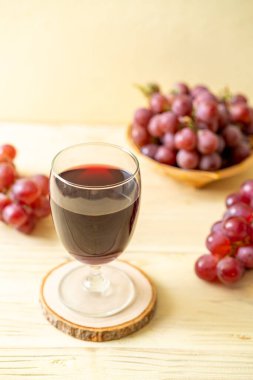 Ahşap zemin üzerinde taze üzüm suyu