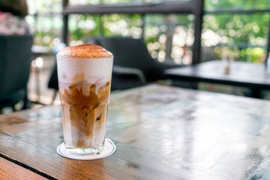 Kahve dükkanında buzlu cappuccino kahve.