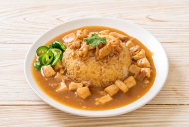 Kahverengi soslu tavuk mu yoksa pirinç soslu sos mu? Asya tarzı.