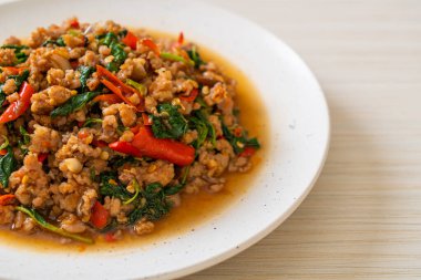 Tayland usulü kızarmış fesleğen, kıymalı ve biberli Tayland usulü.