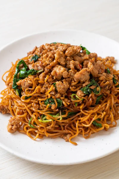 Stir Fried Instant Noodles Βασιλικό Ταϊλάνδης Και Κιμά Χοιρινό Ασιατικό — Φωτογραφία Αρχείου