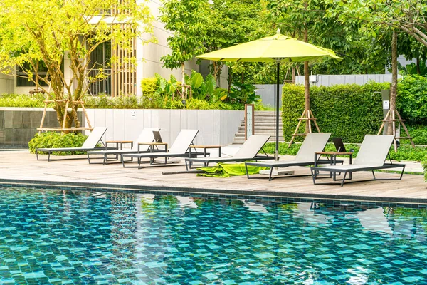 Parasol Pool Bed Rond Zwembad Vakantie Concept — Stockfoto