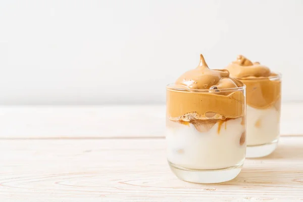 Dalgona Kaffee Geeiste Flauschig Cremige Schlagsahne Trendgetränk Mit Kaffeeschaum Und — Stockfoto