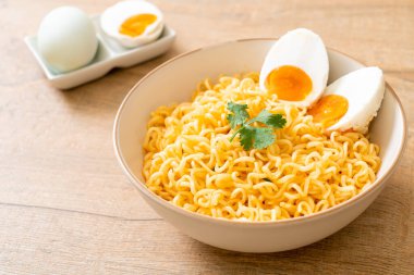 Hazır erişte kasesi ve tuzlu yumurta.