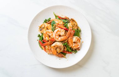 Karides ve otla karıştırılmış kutsal fesleğen. Asya usulü.