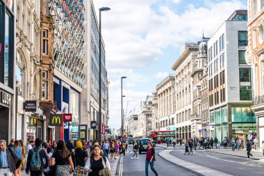 Londra, İngiltere -2 SEP 2019: Oxford Street ve Regent Street ile ünlü Oxford Sirki Londra, İngiltere 'de yoğun bir günde