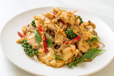 Balık ve otla karıştırılmış kutsal fesleğen. Asya usulü.