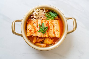  Yumuşak Tofulu Kimchi Çorbası veya Kore Kimchi Güveci - Kore Yemekleri Geleneksel Tarzı