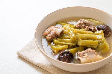 Acı kabak ve domuz pirzolası çorbası. Asya usulü.