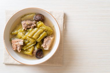 Acı kabak ve domuz pirzolası çorbası. Asya usulü.