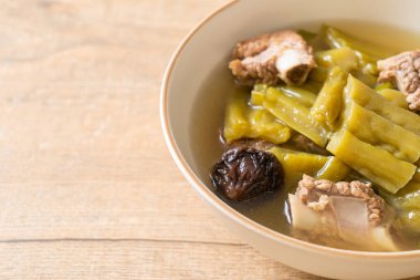 Acı kabak ve domuz pirzolası çorbası. Asya usulü.