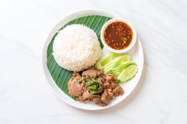 Asya usulü baharatlı soslu ızgara domuz sarımsağı.