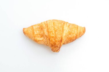 Beyaz arka planda izole edilmiş taze kruvasan.