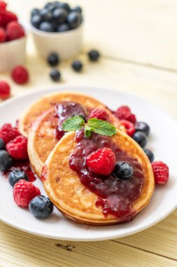 Taze ahududu ve yabanmersinli gözleme.