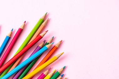 Fotokopi alanı olan pembe arkaplan üzerindeki renk kalemi