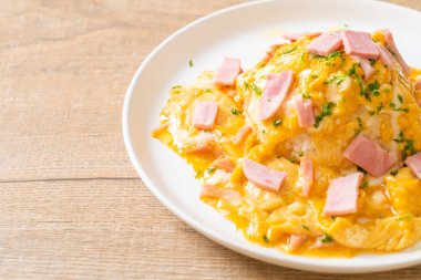 Pirinçli kremalı omlet veya jambonlu pilav ve yumuşak omlet.